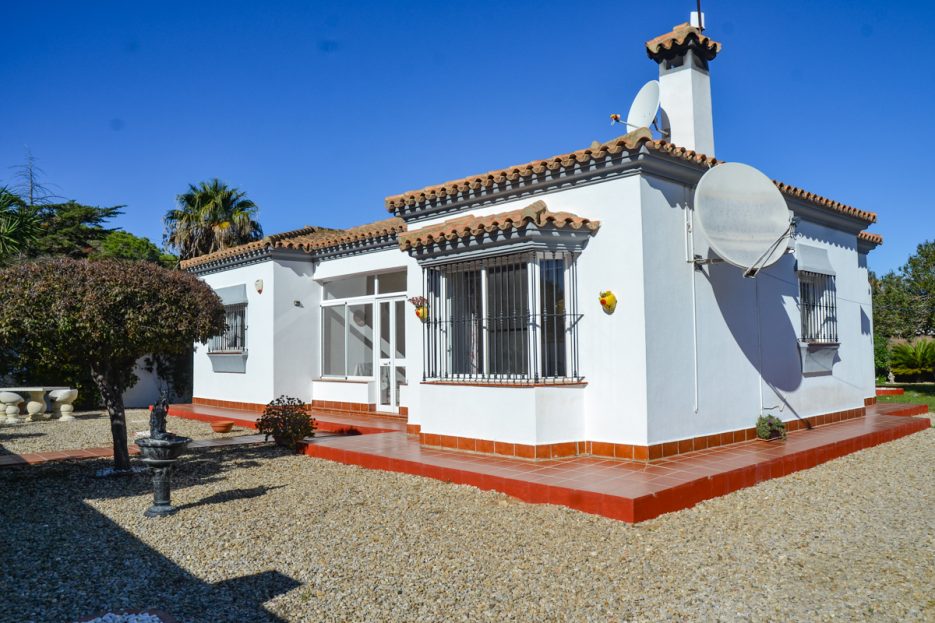 Lovely villa for sale in Chiclana with pool