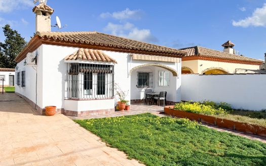 For sale villa with pool in Chiclana