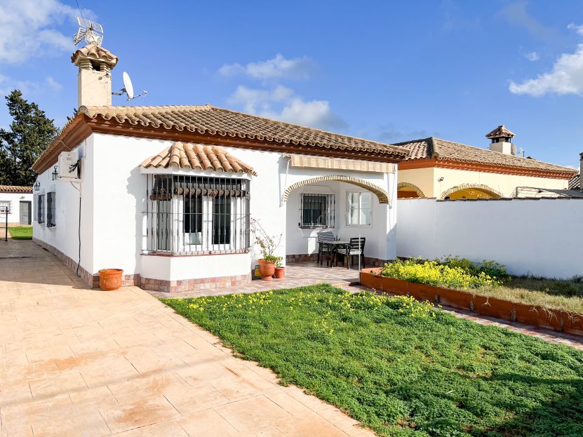 For sale villa with pool in Chiclana