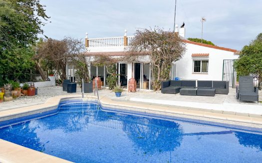 Villa with large grounds and separate accommodation for sale in Chiclana ID e0s7p