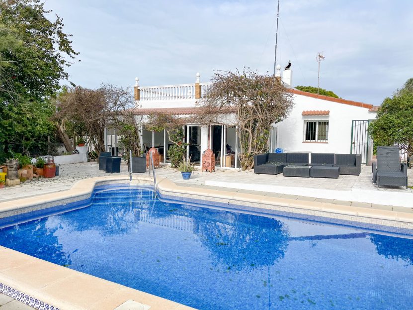 Villa with large grounds and separate accommodation for sale in Chiclana ID e0s7p